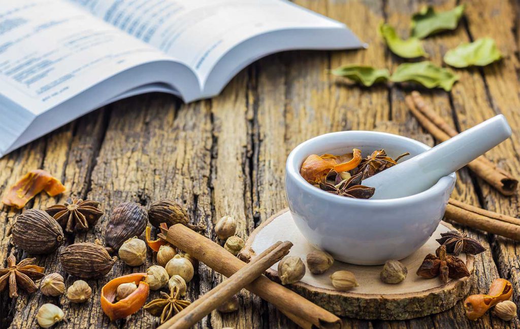 Handen met kruiden - Opleiding Chinese Kruidengeneeskunde - Shenzhou Open University of Traditional Chinese Medicine